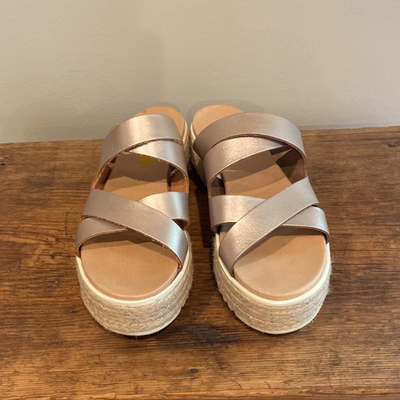 WALKME Rose Gold Platform Sandal - Picture 7 of 7